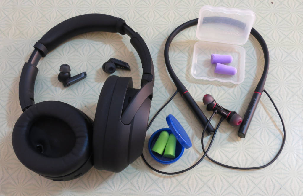 noise cancelling headphones vs earplugs